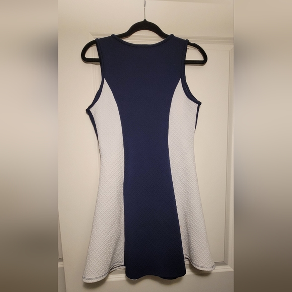 Medium size blue and white dress - Picture 3 of 3